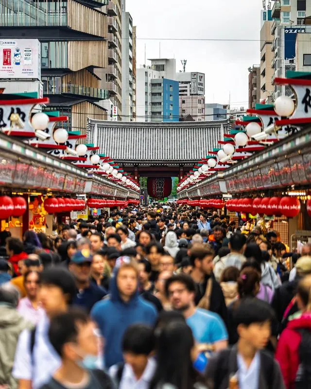 nakamise-dori, bustling as usual