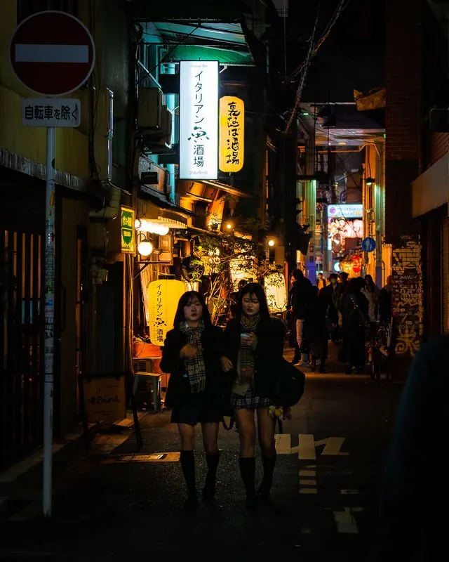 no rush through the alley&;s warmth